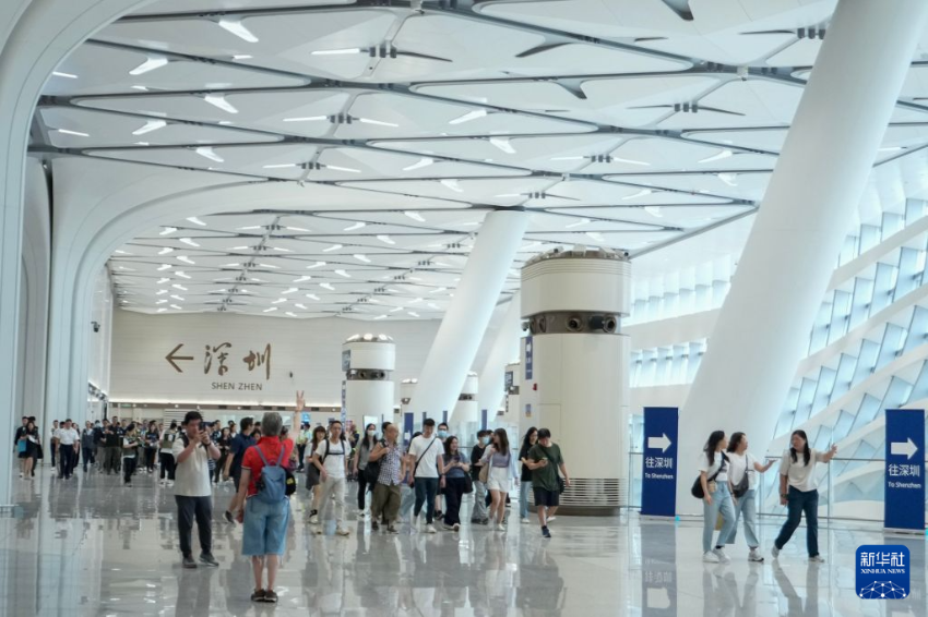 这是8月22日在皇岗口岸港方口岸区拍摄的人流压力测试。 这是8月22日在皇岗口岸港方口岸区拍摄的人流压力测试。