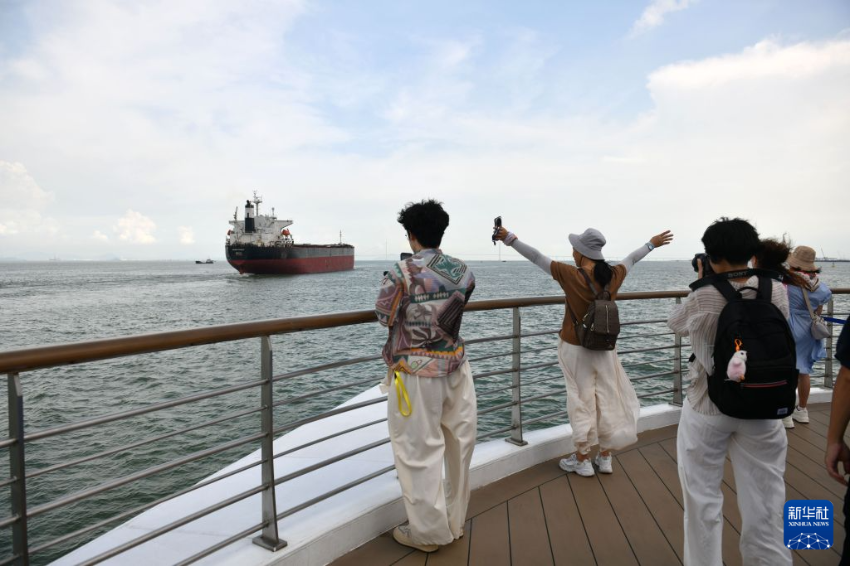 8月22日,游客在“大湾区伊敦号”游轮上赏景拍照。 8月22日,游客在“大湾区伊敦号”游轮上赏景拍照。