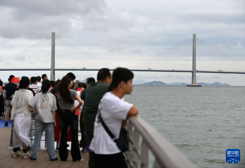 8月22日，游客在“大湾区伊敦号”游轮上观看港珠澳大桥。