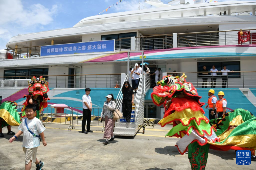 8月22日，“大湾区伊敦号”游轮抵达广州南沙邮轮母港，来自深圳的游客走下游轮。