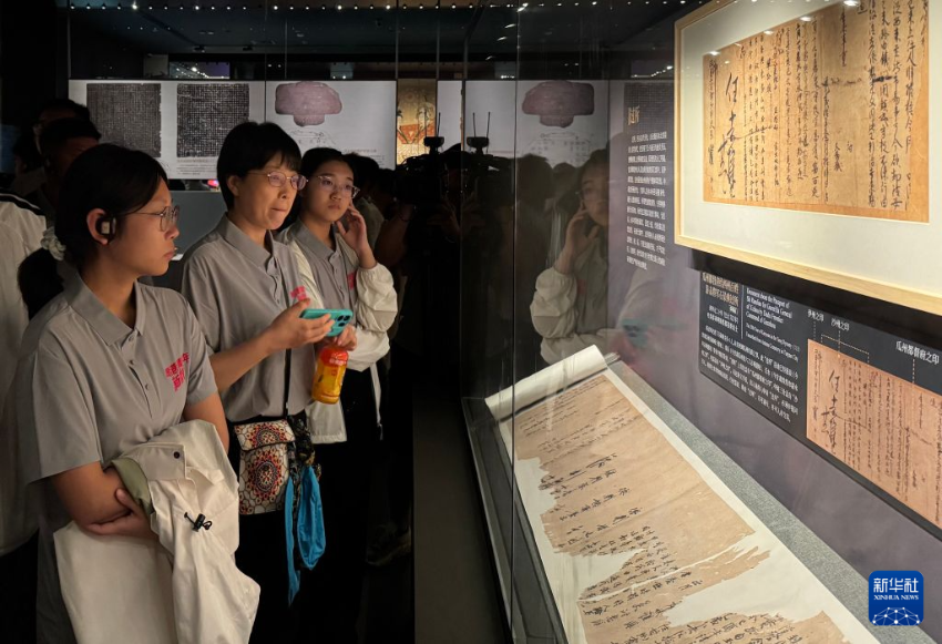 8月22日,参加第二届“粤港澳青少年新疆行”文体交流活动的学生在新疆维吾尔自治区博物馆参观。 8月22日,参加第二届“粤港澳青少年新疆行”文体交流活动的学生在新疆维吾尔自治区博物馆参观。