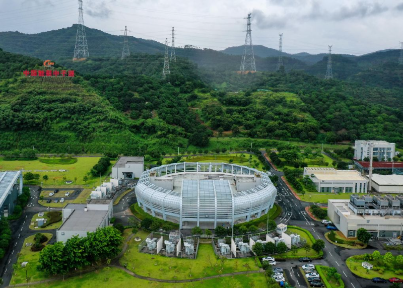 位于广东东莞松山湖科学城的中国散裂中子源(无人机照片,2023年7月18日摄)。 位于广东东莞松山湖科学城的中国散裂中子源(无人机照片,2023年7月18日摄)。