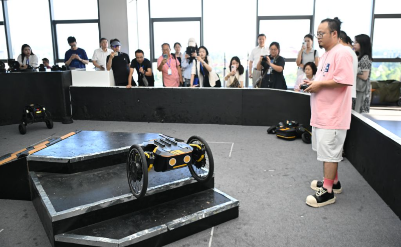 2025年6月23日,在广东东莞松山湖XbotPark机器人基地,本末科技工作人员操作机器人爬楼梯。 2025年6月23日,在广东东莞松山湖XbotPark机器人基地,本末科技工作人员操作机器人爬楼梯。