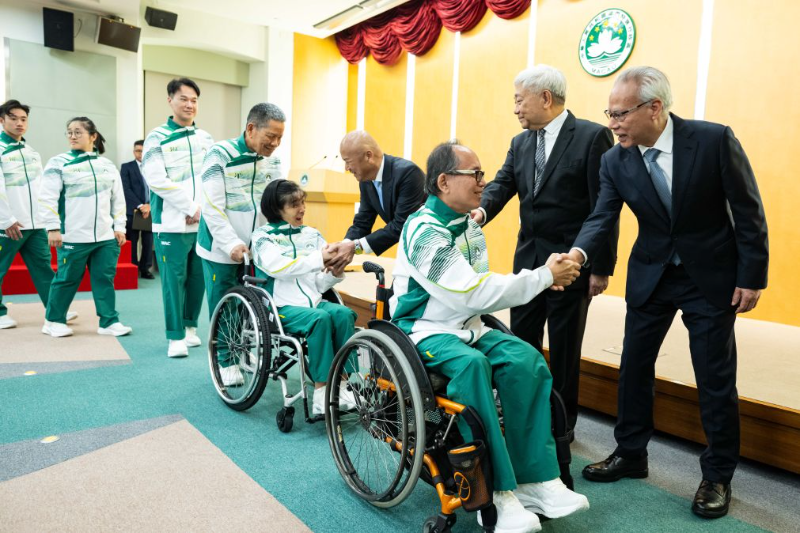 8月27日,澳门特区行政长官岑浩辉(右一)与中国澳门体育代表团成员握手。 8月27日,澳门特区行政长官岑浩辉(右一)与中国澳门体育代表团成员握手。