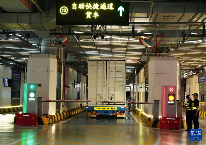 8月26日,装载首单打板货物的跨境货车经横琴口岸出境。 8月26日,装载首单打板货物的跨境货车经横琴口岸出境。