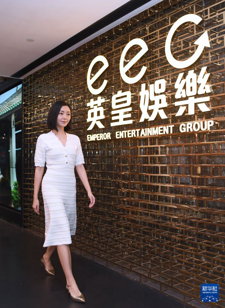 8月22日,香港演员卫诗雅从英皇娱乐的标识前走过。 8月22日,香港演员卫诗雅从英皇娱乐的标识前走过。