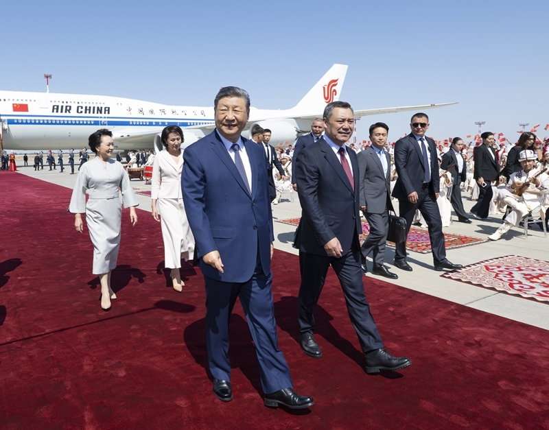 当地时间8月30日下午，国家主席习近平乘专机抵达比什凯克，应吉尔吉斯斯坦总统扎帕罗夫邀请，出席2026年上海合作组织峰会并对吉尔吉斯斯坦进行国事访问。习近平和夫人彭丽媛抵达比什凯克玛纳斯国际机场时，扎帕罗夫总统夫妇热情迎接。