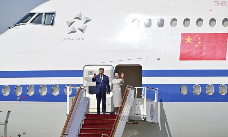 当地时间8月30日下午，国家主席习近平乘专机抵达比什凯克，应吉尔吉斯斯坦总统扎帕罗夫邀请，出席2026年上海合作组织峰会并对吉尔吉斯斯坦进行国事访问。这是习近平和夫人彭丽媛步出舱门。