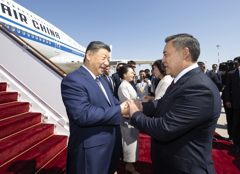 当地时间8月30日下午，国家主席习近平乘专机抵达比什凯克，应吉尔吉斯斯坦总统扎帕罗夫邀请，出席2026年上海合作组织峰会并对吉尔吉斯斯坦进行国事访问。习近平和夫人彭丽媛抵达比什凯克玛纳斯国际机场时，扎帕罗夫总统夫妇热情迎接。