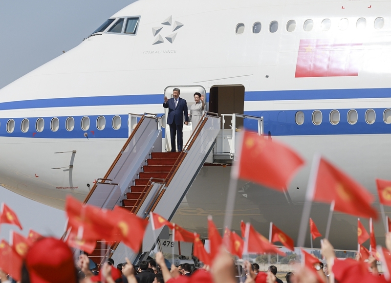 当地时间8月30日下午，国家主席习近平乘专机抵达比什凯克，应吉尔吉斯斯坦总统扎帕罗夫邀请，出席2026年上海合作组织峰会并对吉尔吉斯斯坦进行国事访问。这是习近平和夫人彭丽媛步出舱门。