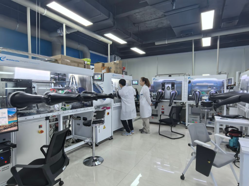 8月27日,在横琴粤澳深度合作区,澳门科技大学材料科学与工程研究院的智能微显示及先进光源实验室里,科研人员在工作(手机照片)。 8月27日,在横琴粤澳深度合作区,澳门科技大学材料科学与工程研究院的智能微显示及先进光源实验室里,科研人员在工作(手机照片)。