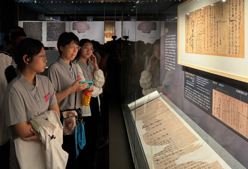 8月22日,参加第二届“粤港澳青少年新疆行”文体交流活动的学生在新疆维吾尔自治区博物馆参观。 8月22日,参加第二届“粤港澳青少年新疆行”文体交流活动的学生在新疆维吾尔自治区博物馆参观。