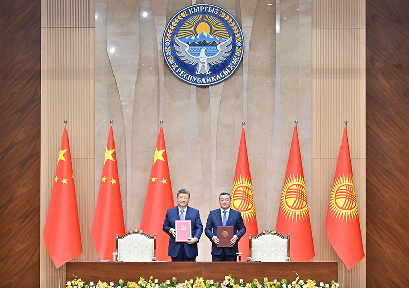 当地时间8月31日上午,吉尔吉斯斯坦总统扎帕罗夫同中国国家主席习近平在比什凯克和谐宫举行会谈。会谈后,两国元首共同签署《中华人民共和国和吉尔吉斯共和国关于高质量发展新时代全面战略伙伴关系的联合宣言》、《中华人民共和国和吉尔吉斯共和国永久睦邻友好合作条约》,见证双方交换投资、交通、海关、友城等领域双边合作文本。 当地时间8月31日上午,吉尔吉斯斯坦总统扎帕罗夫同中国国家主席习近平在比什凯克和谐宫举行会谈。会谈后,两国元首共同签署《中华人民共和国和吉尔吉斯共和国关于高质量发展新时代全面战略伙伴关系的联合宣言》、《中华人民共和国和吉尔吉斯共和国永久睦邻友好合作条约》,见证双方交换投资、交通、海关、友城等领域双边合作文本。