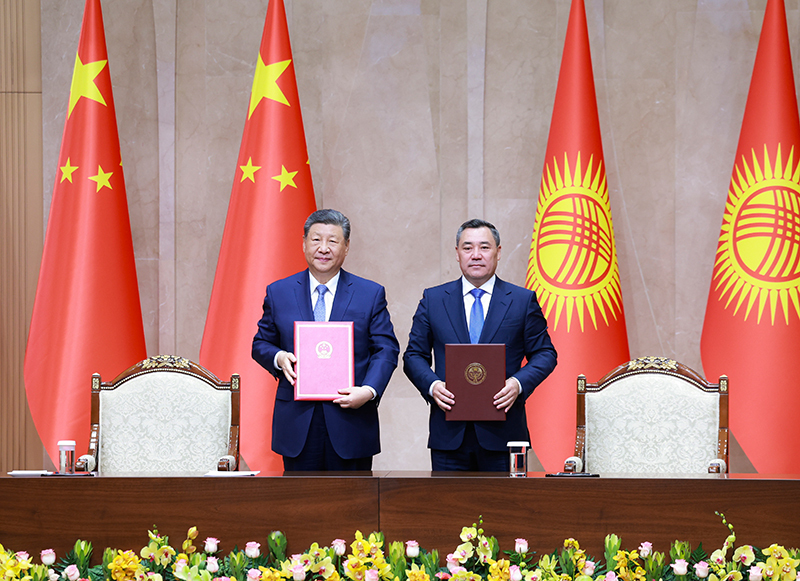 当地时间8月31日上午,吉尔吉斯斯坦总统扎帕罗夫同中国国家主席习近平在比什凯克和谐宫举行会谈。会谈后,两国元首共同签署《中华人民共和国和吉尔吉斯共和国关于高质量发展新时代全面战略伙伴关系的联合宣言》、《中华人民共和国和吉尔吉斯共和国永久睦邻友好合作条约》,见证双方交换投资、交通、海关、友城等领域双边合作文本。 当地时间8月31日上午,吉尔吉斯斯坦总统扎帕罗夫同中国国家主席习近平在比什凯克和谐宫举行会谈。会谈后,两国元首共同签署《中华人民共和国和吉尔吉斯共和国关于高质量发展新时代全面战略伙伴关系的联合宣言》、《中华人民共和国和吉尔吉斯共和国永久睦邻友好合作条约》,见证双方交换投资、交通、海关、友城等领域双边合作文本。