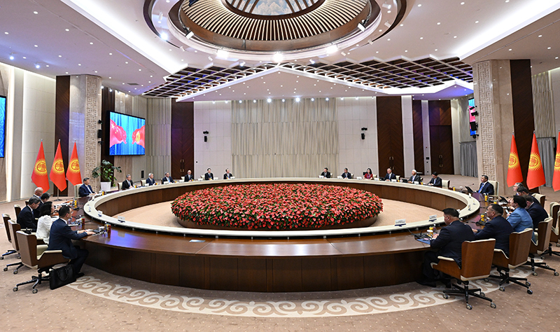 当地时间8月31日上午,吉尔吉斯斯坦总统扎帕罗夫同中国国家主席习近平在比什凯克和谐宫举行会谈。 当地时间8月31日上午,吉尔吉斯斯坦总统扎帕罗夫同中国国家主席习近平在比什凯克和谐宫举行会谈。