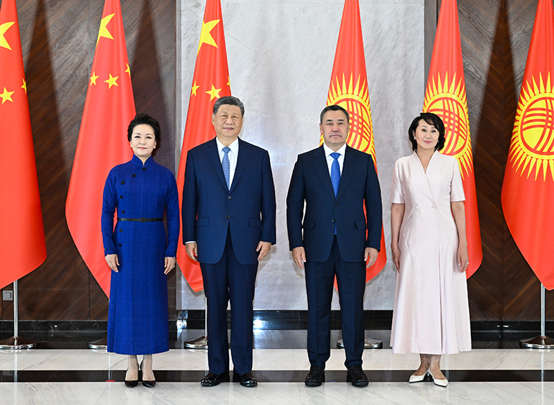 当地时间8月31日上午,吉尔吉斯斯坦总统扎帕罗夫同中国国家主席习近平在比什凯克和谐宫举行会谈。这是习近平和夫人彭丽媛同扎帕罗夫和夫人扎帕罗娃在两国国旗前合影。 当地时间8月31日上午,吉尔吉斯斯坦总统扎帕罗夫同中国国家主席习近平在比什凯克和谐宫举行会谈。这是习近平和夫人彭丽媛同扎帕罗夫和夫人扎帕罗娃在两国国旗前合影。