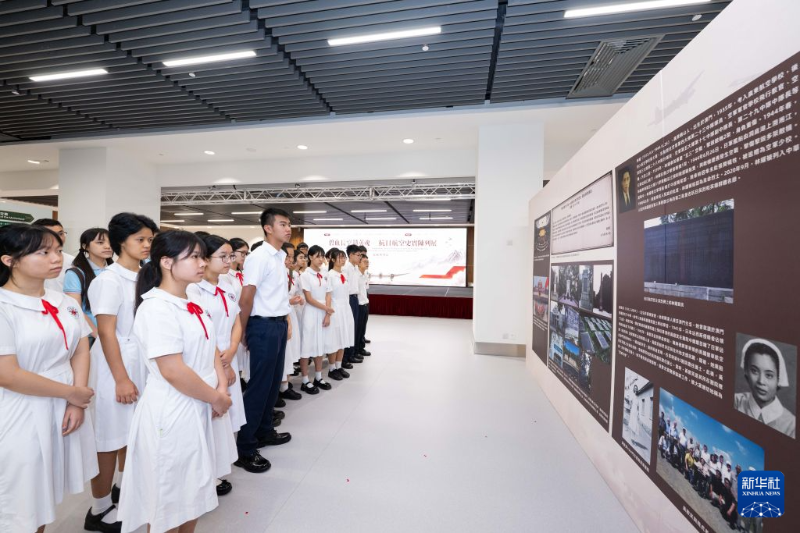 8月31日,学生参观碧血长空铸英魂——抗日航空史实陈列展。 8月31日,学生参观碧血长空铸英魂——抗日航空史实陈列展。