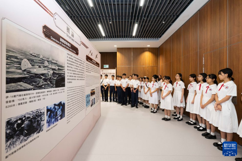 8月31日,学生参观碧血长空铸英魂——抗日航空史实陈列展。 8月31日,学生参观碧血长空铸英魂——抗日航空史实陈列展。