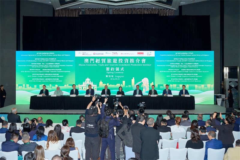 图为新加坡推介会现场签署多份合作协议。 图为新加坡推介会现场签署多份合作协议。