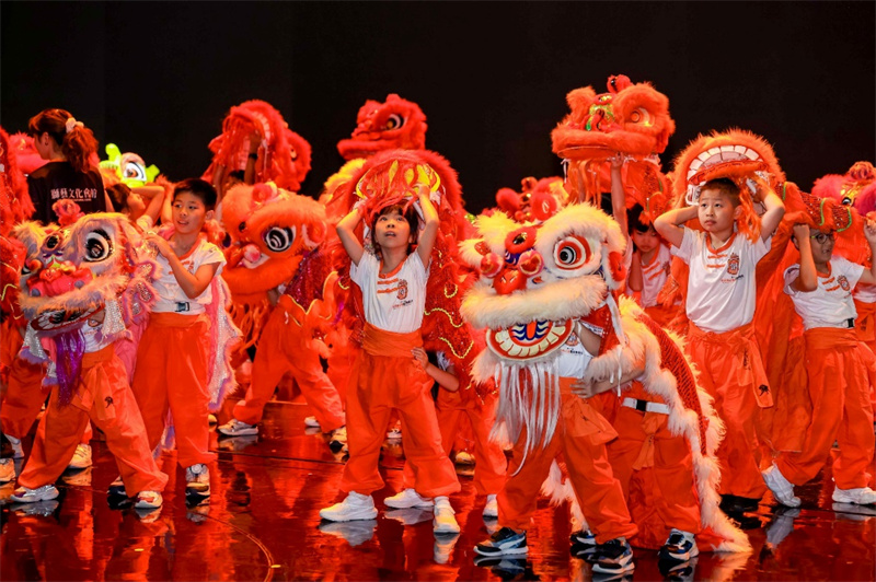图为小学员们以精彩汇演展示学习成果。 图为小学员们以精彩汇演展示学习成果。