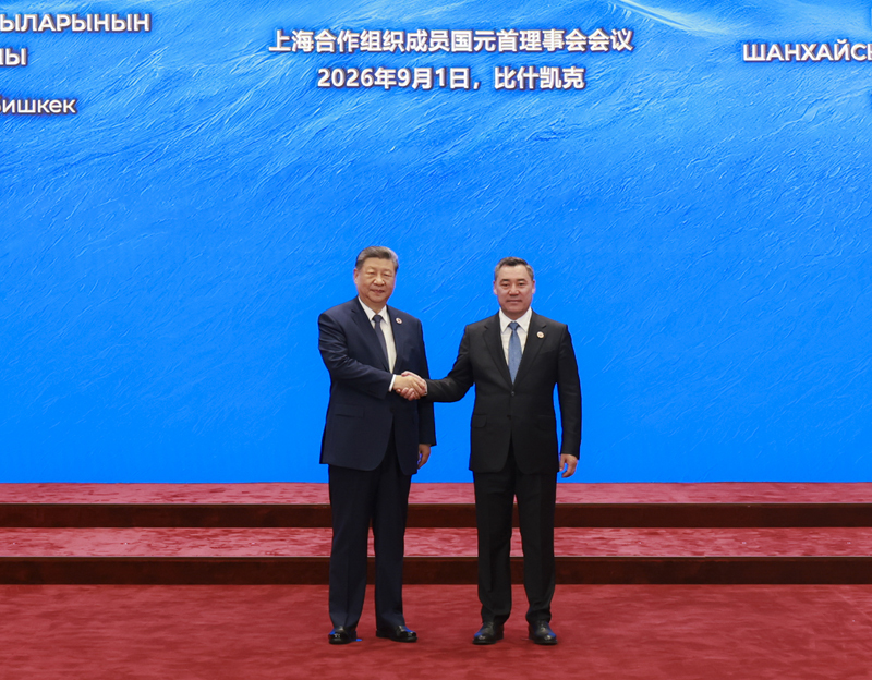 当地时间9月1日上午,国家主席习近平在比什凯克出席上海合作组织成员国元首理事会第二十六次会议。这是习近平同上海合作组织轮值主席国吉尔吉斯斯坦总统扎帕罗夫握手。 当地时间9月1日上午,国家主席习近平在比什凯克出席上海合作组织成员国元首理事会第二十六次会议。这是习近平同上海合作组织轮值主席国吉尔吉斯斯坦总统扎帕罗夫握手。