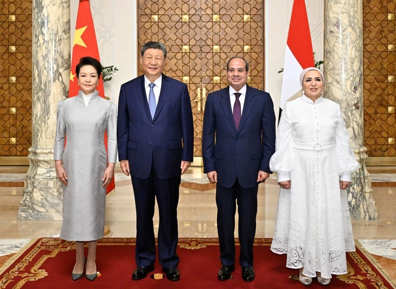 当地时间9月2日上午，埃及总统塞西同中国国家主席习近平在开罗太阳宫举行会谈。这是习近平和夫人彭丽媛同塞西和夫人依缇萨尔在两国国旗前合影。