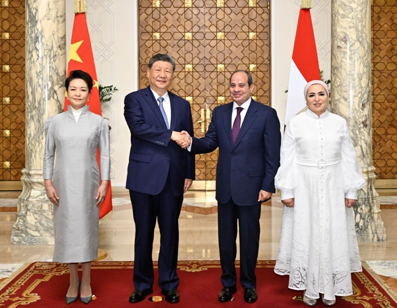 当地时间9月2日上午，埃及总统塞西同中国国家主席习近平在开罗太阳宫举行会谈。这是习近平和夫人彭丽媛同塞西和夫人依缇萨尔在两国国旗前合影。