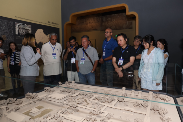 媒体团参观“城脉千年——广州建城2240年得名1800年专题展”。 媒体团参观“城脉千年——广州建城2240年得名1800年专题展”。