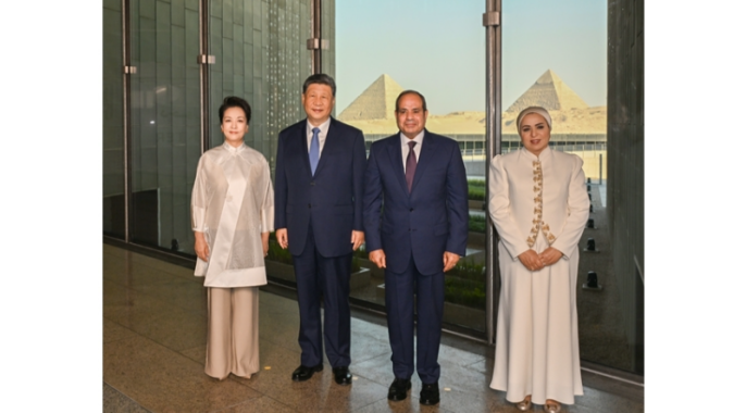 习近平和彭丽媛同埃及总统塞西夫妇共同参观大埃及博物馆