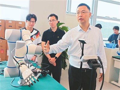 澳琴国际教育（大学）城机电工程实验室内的教学场景。