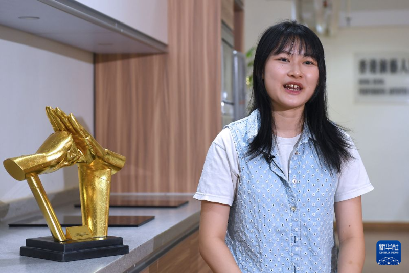 8月17日,香港动作特技演员公会第二届特技演员培训班学员王逸彤接受记者采访。 8月17日,香港动作特技演员公会第二届特技演员培训班学员王逸彤接受记者采访。