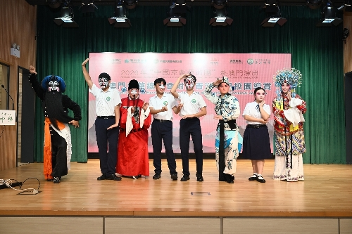 图为同学们现场化妆脸谱、扮演美猴王。 图为同学们现场化妆脸谱、扮演美猴王。