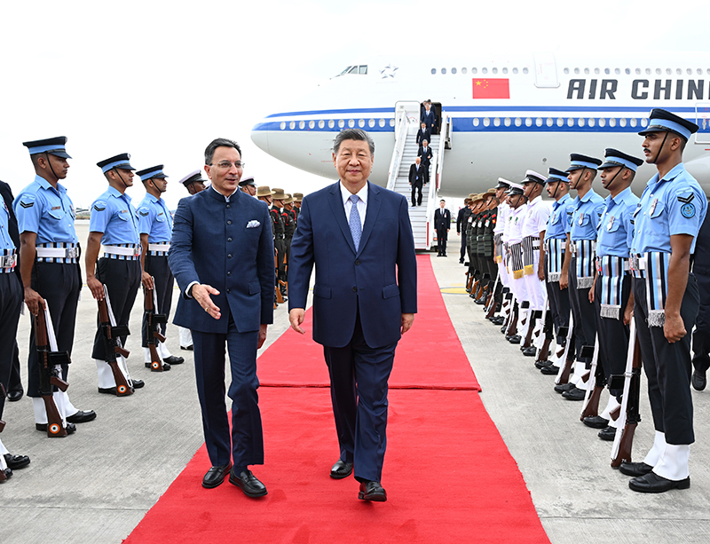 当地时间9月12日中午,国家主席习近平乘专机抵达新德里,应印度总理莫迪邀请,出席金砖国家领导人第十八次会晤。习近平抵达新德里帕拉姆空军基地时,印度政府高级官员热情迎接。 当地时间9月12日中午,国家主席习近平乘专机抵达新德里,应印度总理莫迪邀请,出席金砖国家领导人第十八次会晤。习近平抵达新德里帕拉姆空军基地时,印度政府高级官员热情迎接。