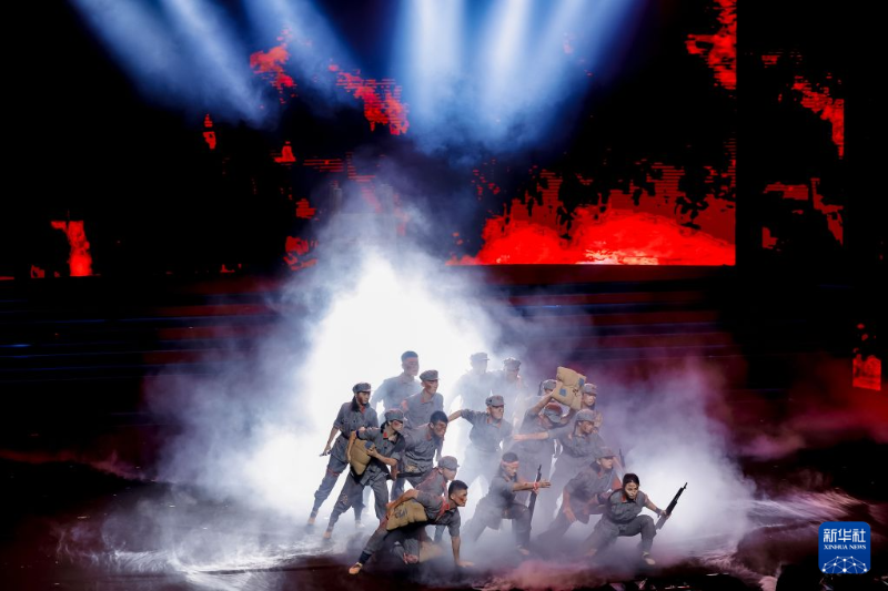 9月12日,演员在“同声歌祖国:薪火相传——澳门各界庆祝新中国成立77周年文艺晚会”上演出。 9月12日,演员在“同声歌祖国:薪火相传——澳门各界庆祝新中国成立77周年文艺晚会”上演出。