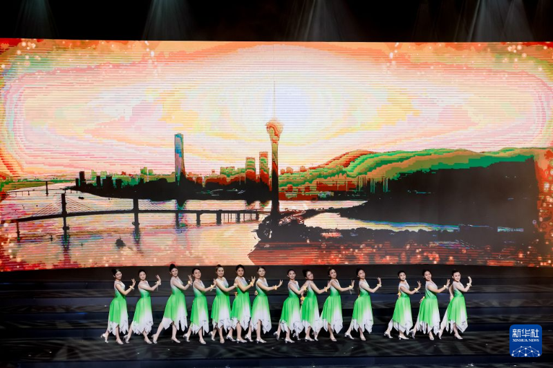 9月12日,演员在“同声歌祖国:薪火相传——澳门各界庆祝新中国成立77周年文艺晚会”上演出。 9月12日,演员在“同声歌祖国:薪火相传——澳门各界庆祝新中国成立77周年文艺晚会”上演出。