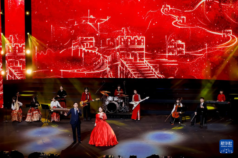 9月12日,演员在“同声歌祖国:薪火相传——澳门各界庆祝新中国成立77周年文艺晚会”上演出。 9月12日,演员在“同声歌祖国:薪火相传——澳门各界庆祝新中国成立77周年文艺晚会”上演出。