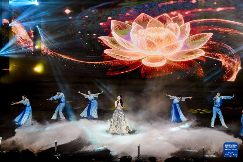 9月12日,演员在“同声歌祖国:薪火相传——澳门各界庆祝新中国成立77周年文艺晚会”上演出。 9月12日,演员在“同声歌祖国:薪火相传——澳门各界庆祝新中国成立77周年文艺晚会”上演出。