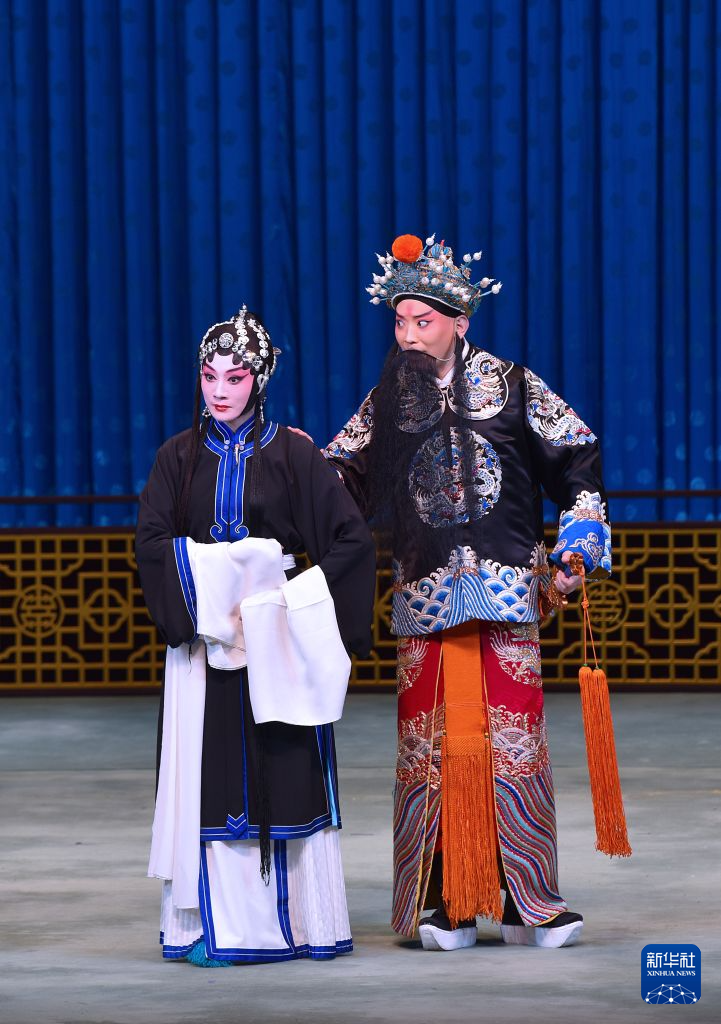 9月11日,演员在香港文化中心表演开幕大戏《红鬃烈马》。 9月11日,演员在香港文化中心表演开幕大戏《红鬃烈马》。