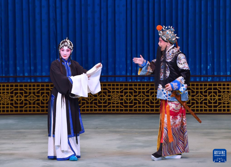 9月11日,演员在香港文化中心表演开幕大戏《红鬃烈马》。 9月11日,演员在香港文化中心表演开幕大戏《红鬃烈马》。