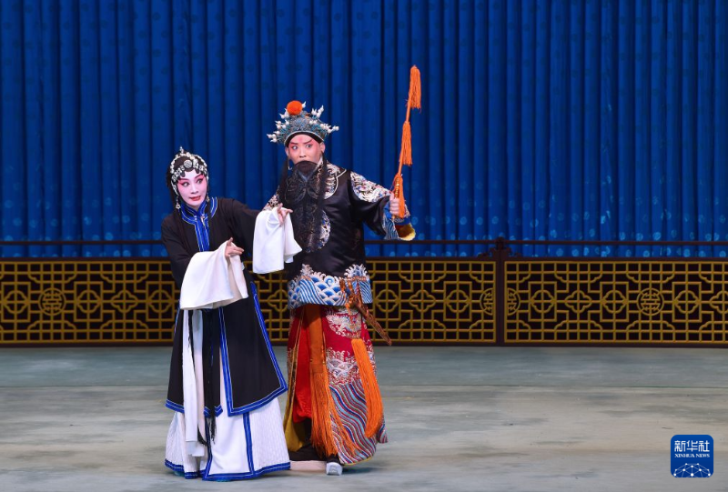 9月11日,演员在香港文化中心表演开幕大戏《红鬃烈马》。 9月11日,演员在香港文化中心表演开幕大戏《红鬃烈马》。