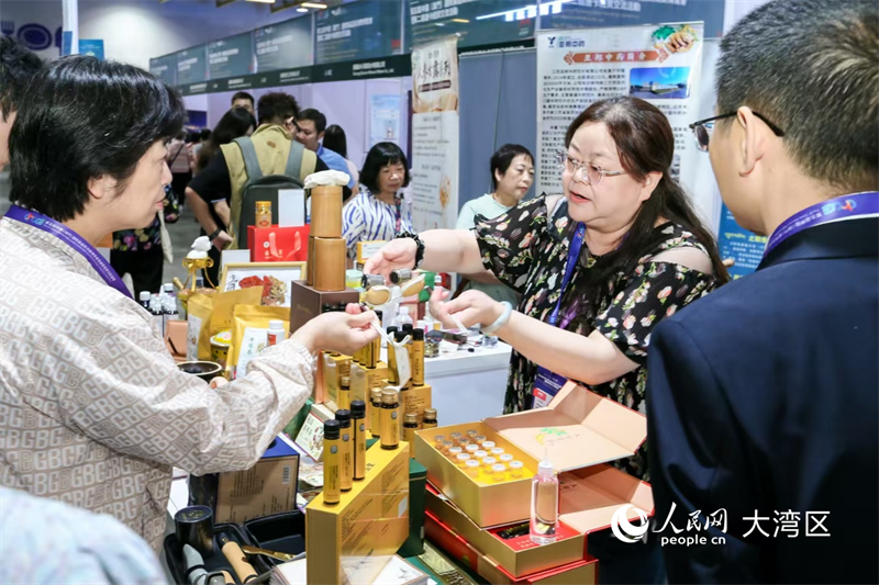 图为青海特色健康产品在展会上广受欢迎。 图为青海特色健康产品在展会上广受欢迎。