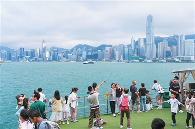图为高楼林立的香港维多利亚港。 图为高楼林立的香港维多利亚港。