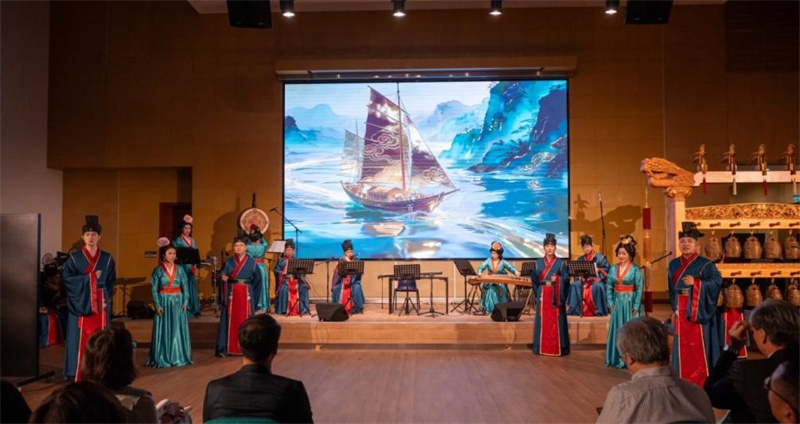 图为有关专家学者观摩《诗经》音乐会演出。 图为有关专家学者观摩《诗经》音乐会演出。
