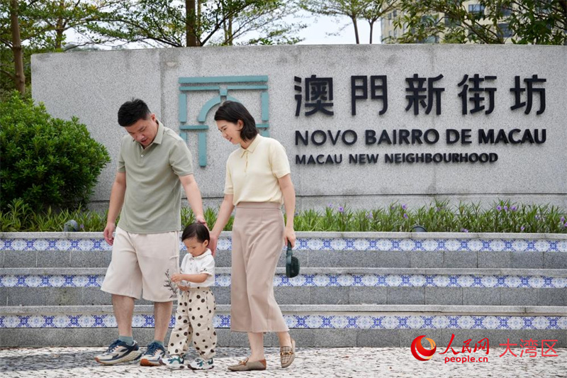 黄滋才一家三口在位于横琴的“澳门新街坊”散步。