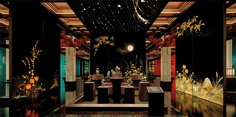 图为展览设计融入岭南传统建筑元素,呈现琉璃主题花园,营造沉浸式观展体验。 图为展览设计融入岭南传统建筑元素,呈现琉璃主题花园,营造沉浸式观展体验。