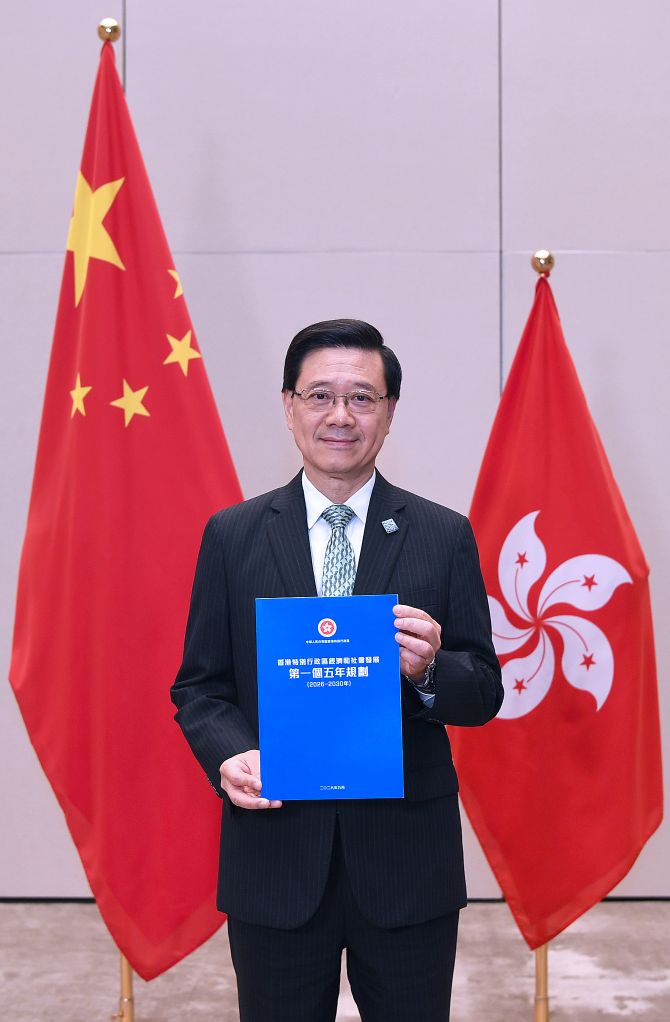 9月17日,香港特区行政长官李家超展示《香港特别行政区经济和社会发展第一个五年规划(2026-2030年)》。 9月17日,香港特区行政长官李家超展示《香港特别行政区经济和社会发展第一个五年规划(2026-2030年)》。