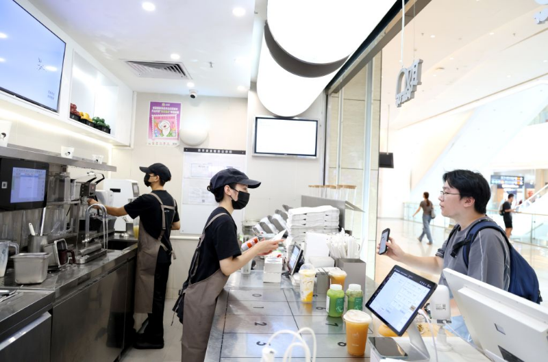 9月9日,旅客在位于横琴口岸的奶茶店里购买奶茶。 9月9日,旅客在位于横琴口岸的奶茶店里购买奶茶。