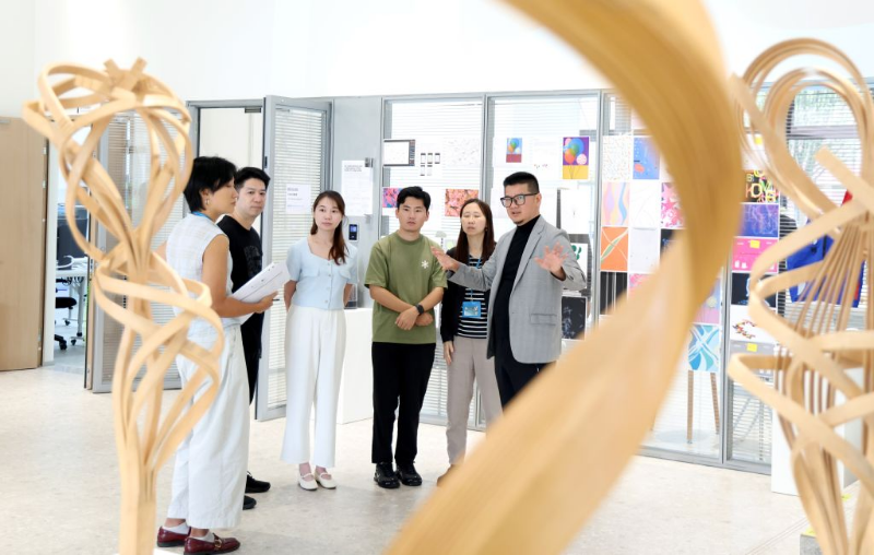 9月9日,学生在位于广东珠海横琴的澳琴国际教育(大学城)里上课。 9月9日,学生在位于广东珠海横琴的澳琴国际教育(大学城)里上课。