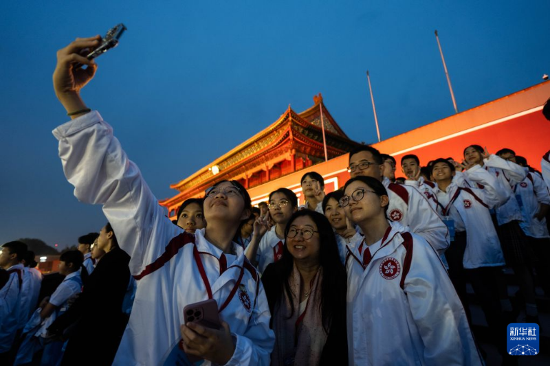 9月20日,香港学生在天安门观看升旗仪式前自拍留影。 9月20日,香港学生在天安门观看升旗仪式前自拍留影。