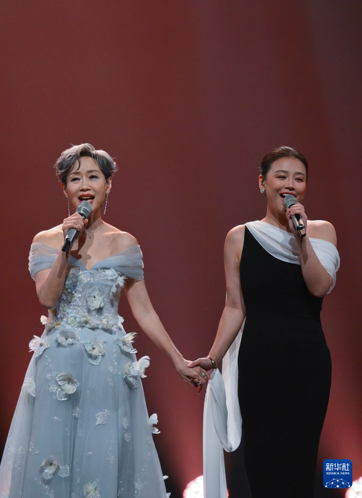 9月20日,叶童(左)、马思纯在演唱歌曲《牵手》。 9月20日,叶童(左)、马思纯在演唱歌曲《牵手》。
